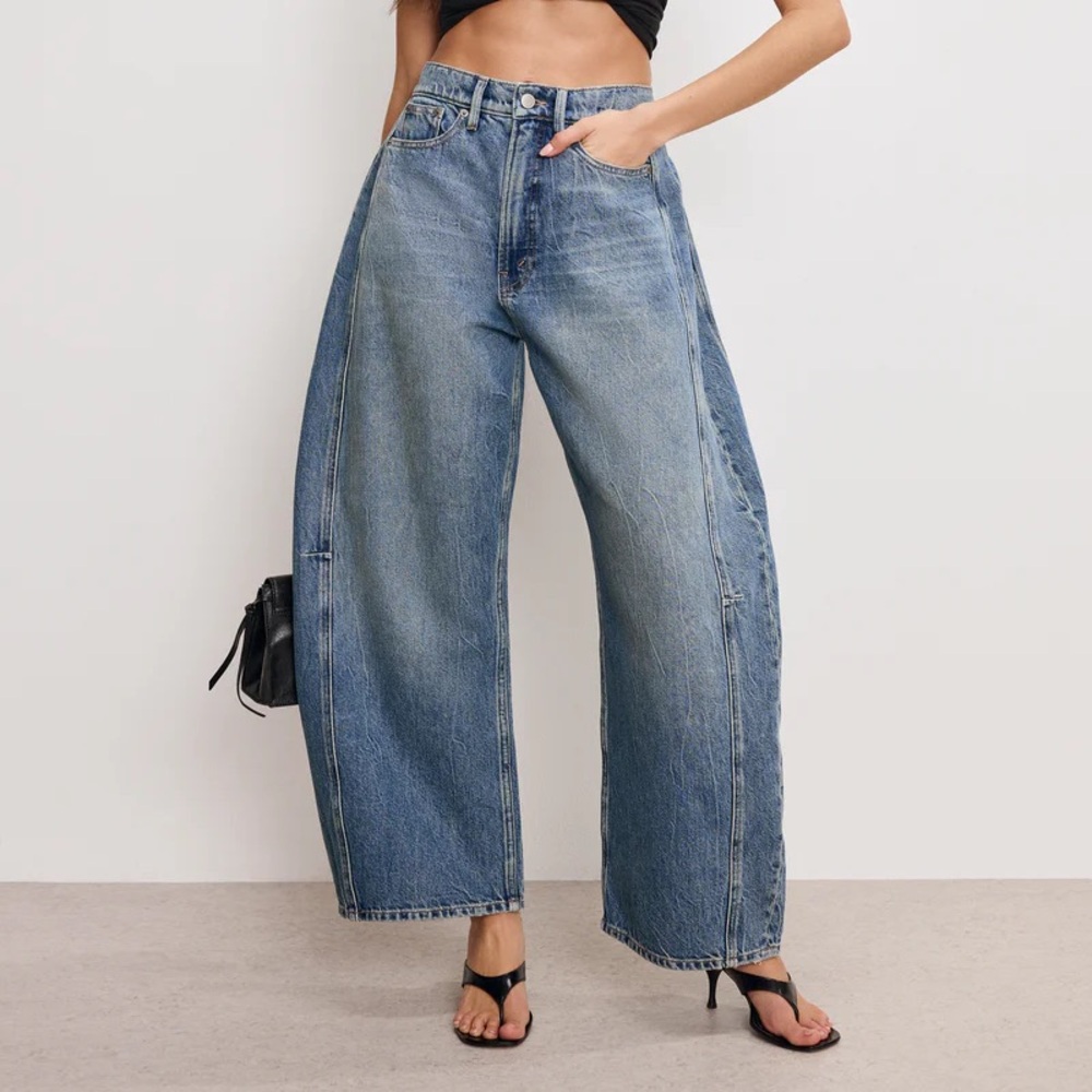 Good American Extreme Barrel Jeans in Medium Blue Wash